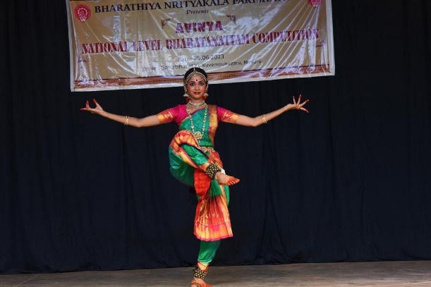 Avinya stage performance