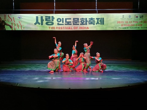 Group performance in Korea festival