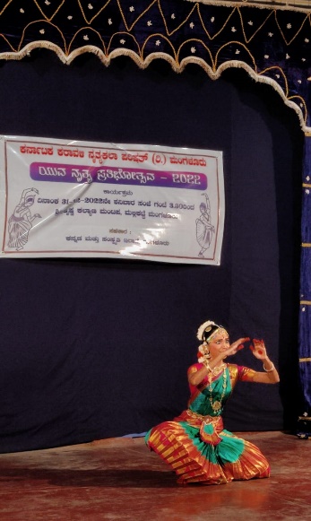 Temple stage Bharatanatyam performance